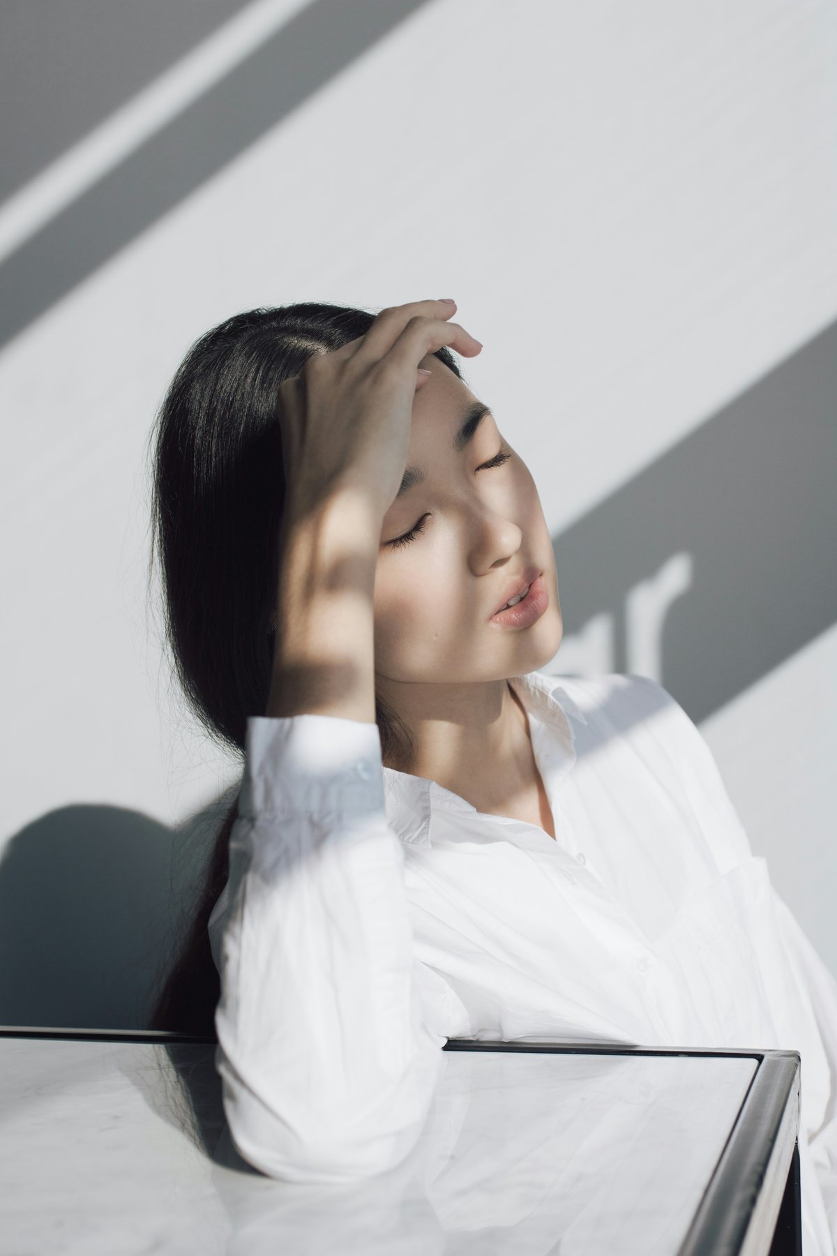 自然光影中的女性肖像